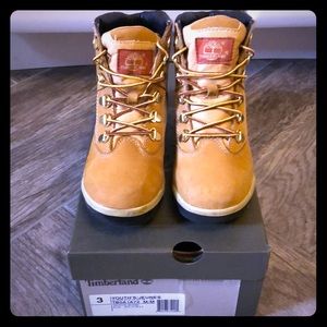 Youth size 3 Timberland field lace up boots